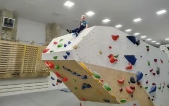 Kurz boulderingu na umělé stěně