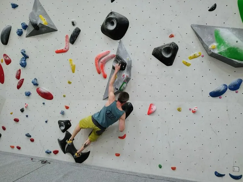 Kurz boulderingu na umělé stěně
