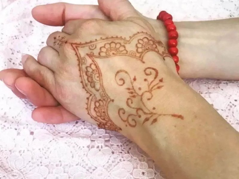 Malování na kůži přírodními barvami: henna nebo jagua