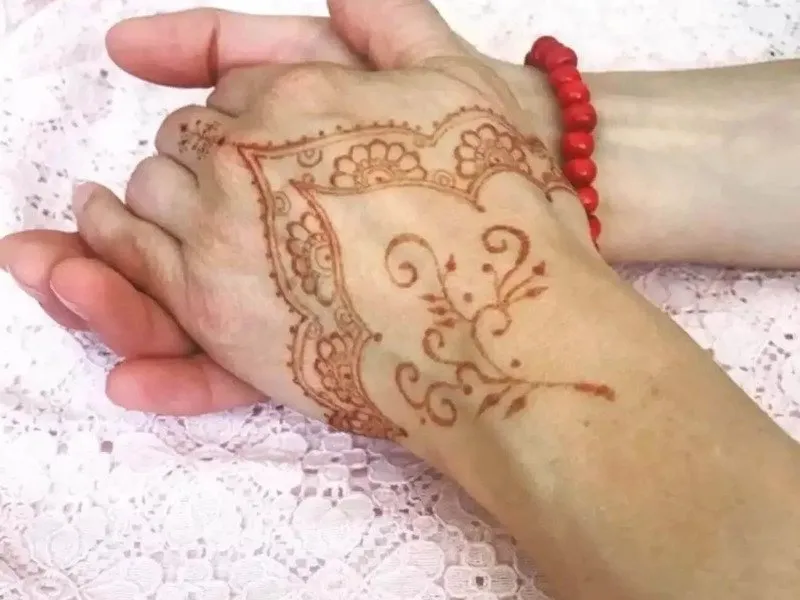 Malování na kůži přírodními barvami: henna nebo jagua