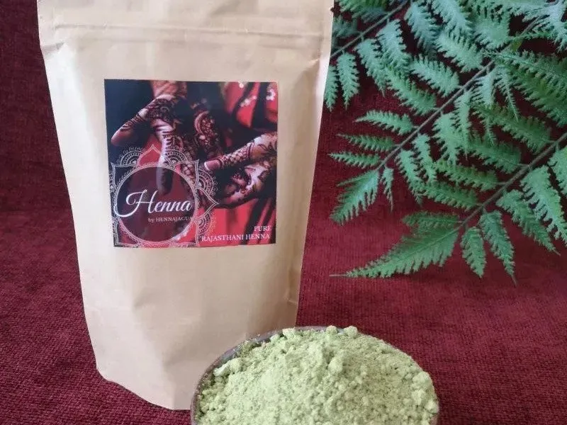 Malování na kůži přírodními barvami: henna nebo jagua