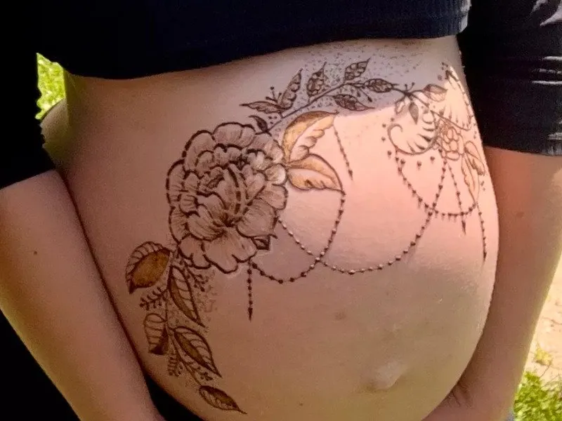 Malování na kůži přírodními barvami: henna nebo jagua