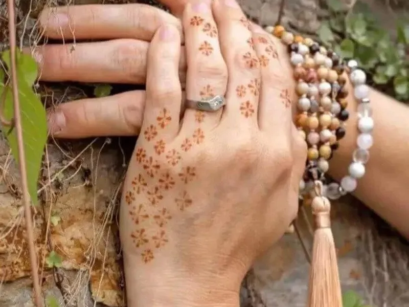 Malování na kůži přírodními barvami: henna nebo jagua
