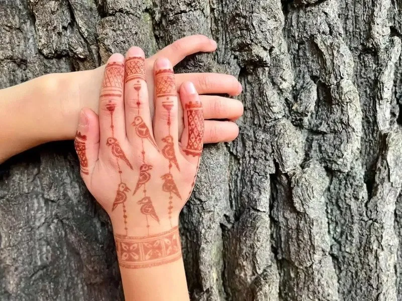 Malování na kůži přírodními barvami: henna nebo jagua