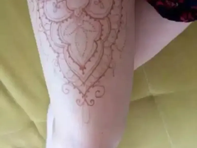 Malování na kůži přírodními barvami: henna nebo jagua