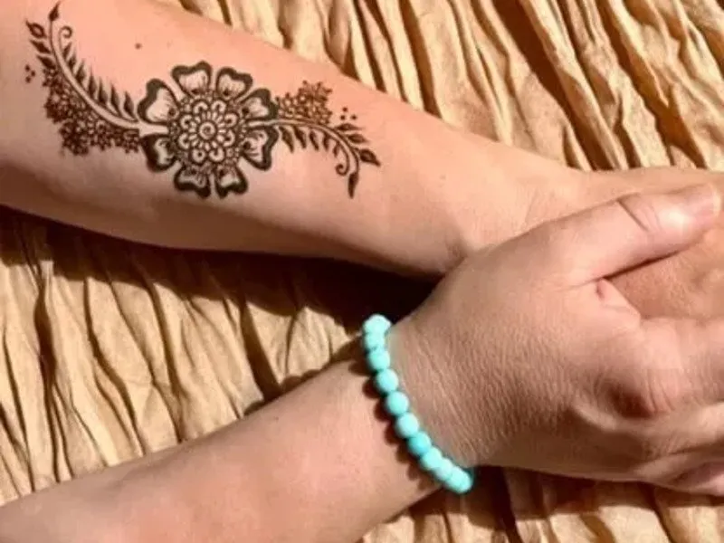 Malování na kůži přírodními barvami: henna nebo jagua