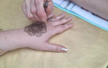 Malování na kůži přírodními barvami: henna nebo jagua