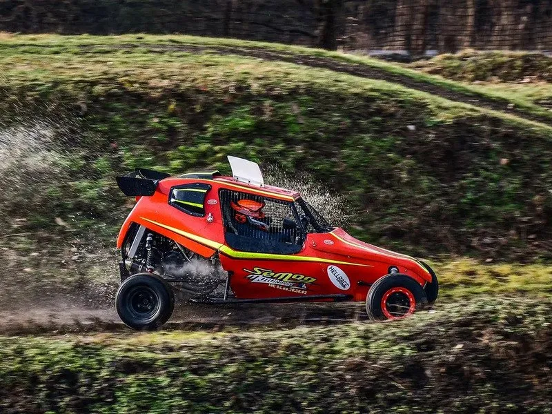 Adrenalinová jízda v buggy na závodním okruhu