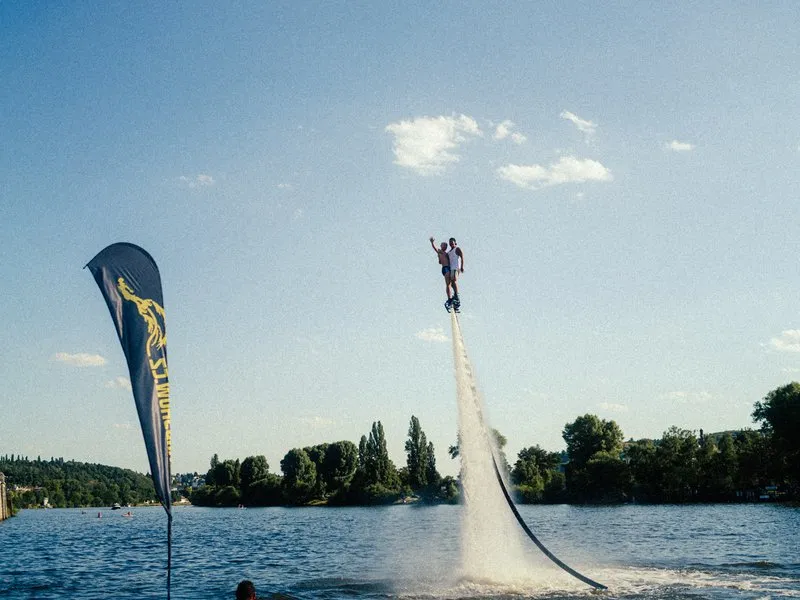 Tandemová lekce flyboardingu