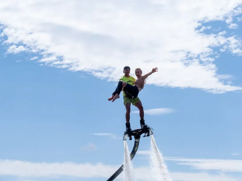 Tandemová lekce flyboardingu