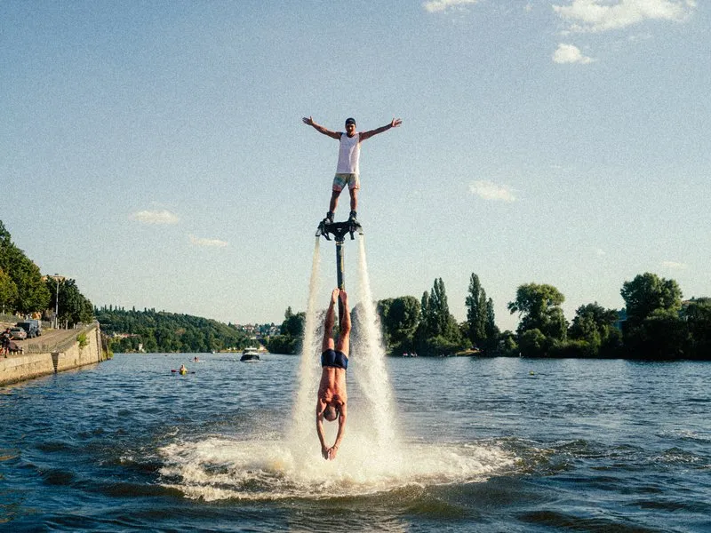 Tandemová lekce flyboardingu