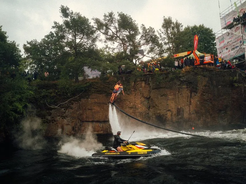 Tandemová lekce flyboardingu