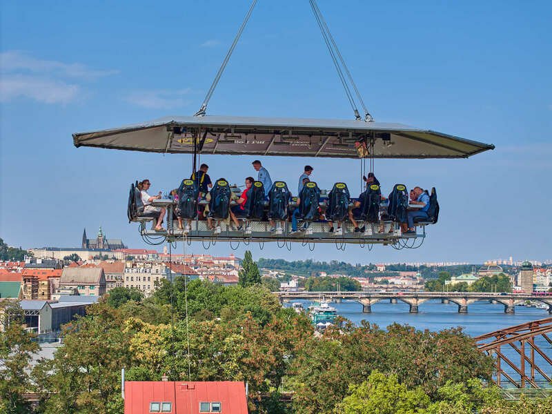 Luxusní obědové menu v oblacích nad Prahou