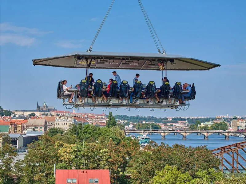 Luxusní obědové menu v oblacích nad Prahou