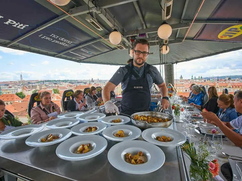 Luxusní obědové menu v oblacích nad Prahou