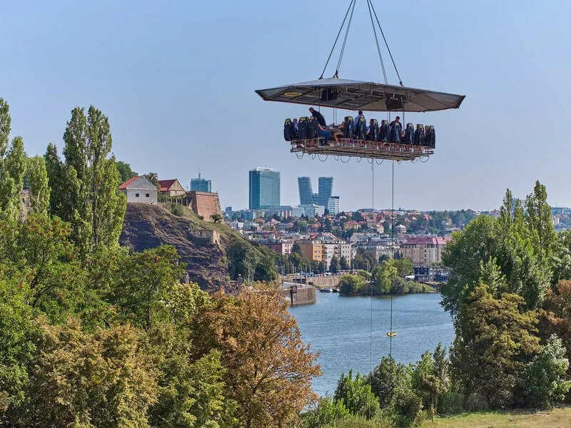 Luxusní obědové menu v oblacích nad Prahou