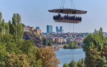Luxusní obědové menu v oblacích nad Prahou
