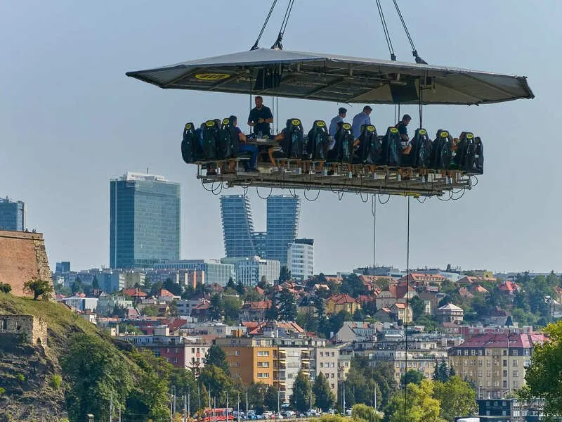 Luxusní obědové menu v oblacích nad Prahou