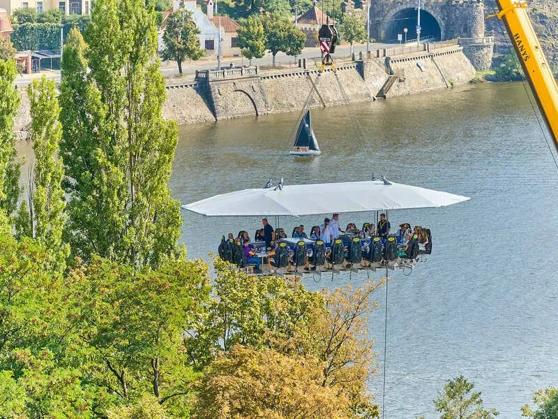 Luxusní obědové menu v oblacích nad Prahou