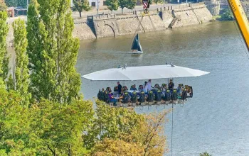 Luxusní obědové menu v oblacích nad Prahou