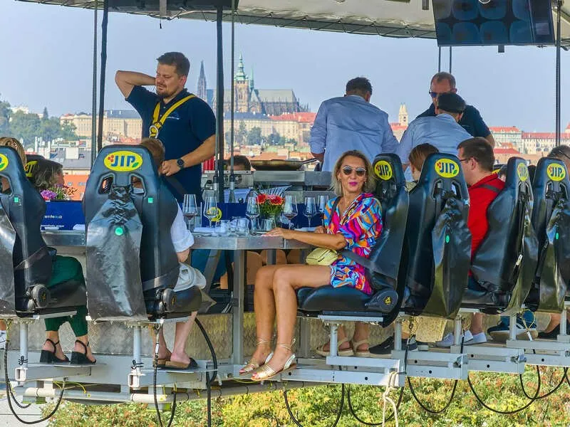 Luxusní obědové menu v oblacích nad Prahou