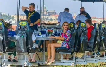 Luxusní obědové menu v oblacích nad Prahou