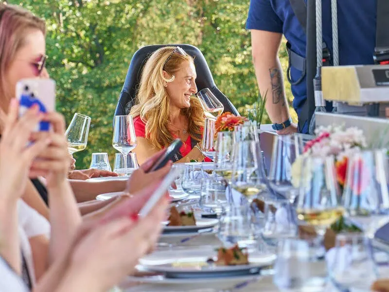 Luxusní obědové menu v oblacích nad Prahou