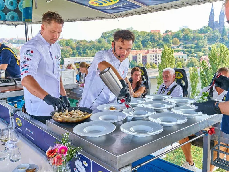 Luxusní obědové menu v oblacích nad Prahou