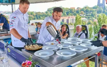 Luxusní obědové menu v oblacích nad Prahou