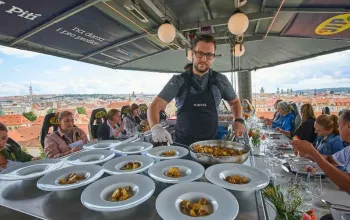 Luxusní obědové menu v oblacích nad Prahou