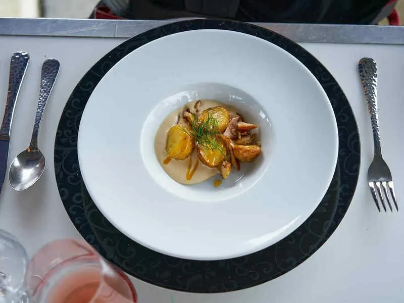 Luxusní obědové menu v oblacích nad Prahou