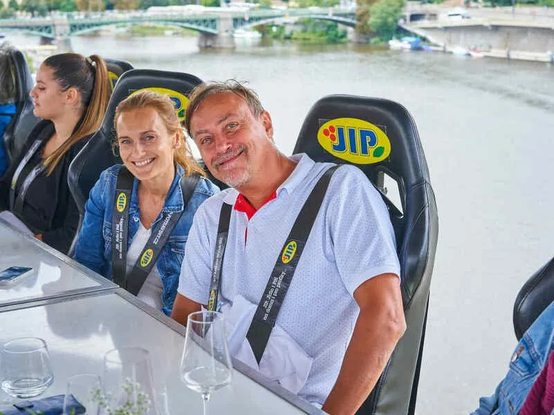 Luxusní obědové menu v oblacích nad Prahou