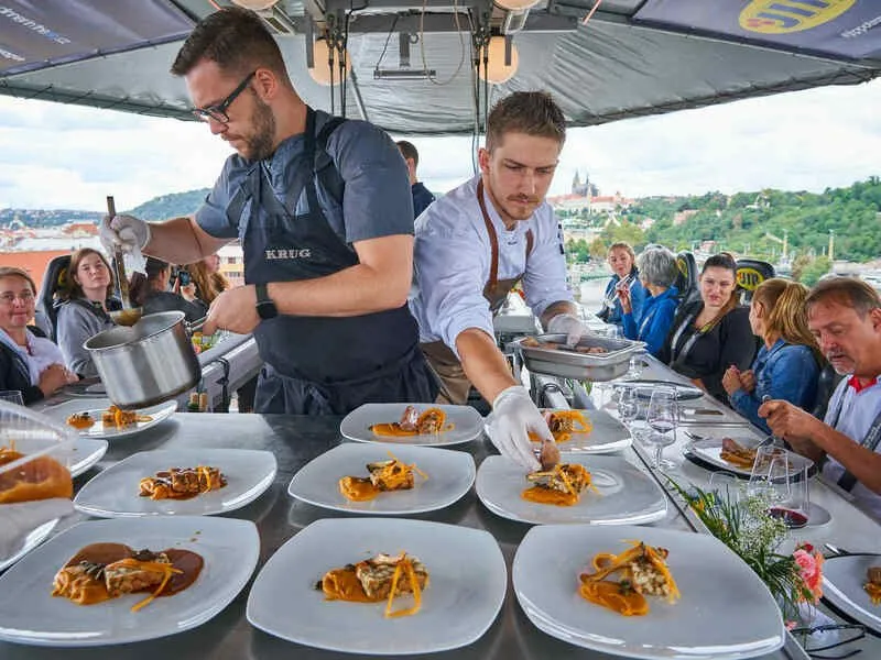 Luxusní obědové menu v oblacích nad Prahou