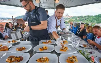 Luxusní obědové menu v oblacích nad Prahou