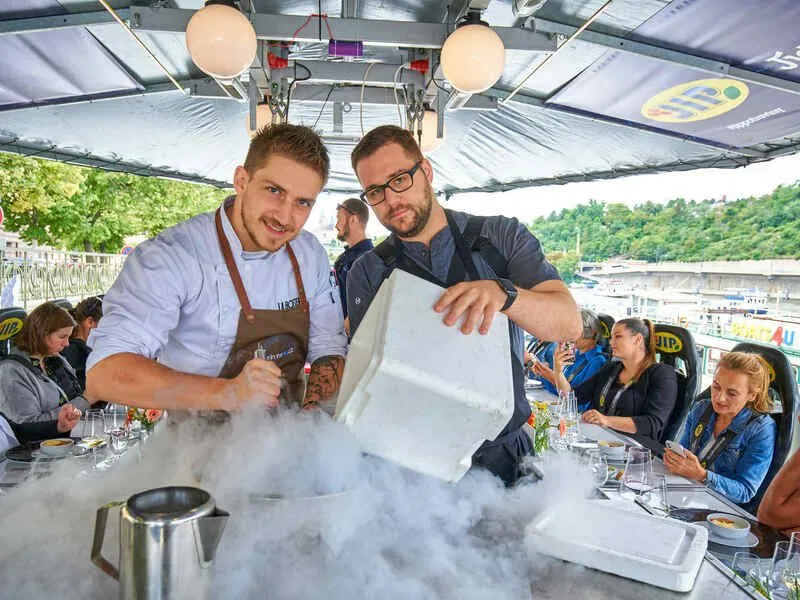 Luxusní obědové menu v oblacích nad Prahou