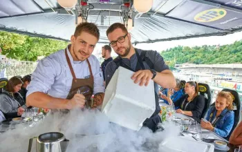 Luxusní obědové menu v oblacích nad Prahou