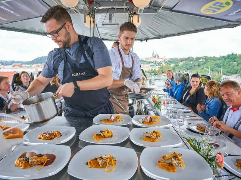 Luxusní obědové menu v oblacích nad Prahou