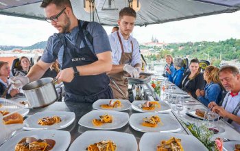 Luxusní obědové menu v oblacích nad Prahou