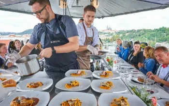 Luxusní obědové menu v oblacích nad Prahou