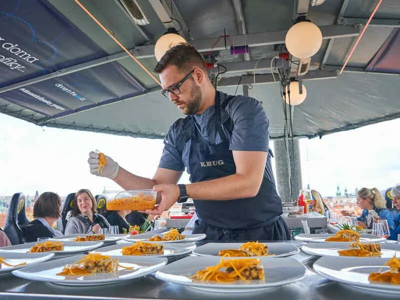 Luxusní obědové menu v oblacích nad Prahou