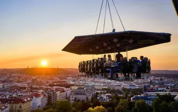 Večeře s koktejlovým párováním 50 metrů nad Prahou – dárek a zážitek