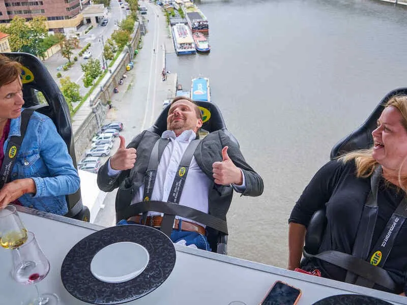 Večeře s koktejlovým párováním 50 metrů nad Prahou