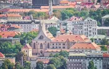 Večeře s koktejlovým párováním 50 metrů nad Prahou