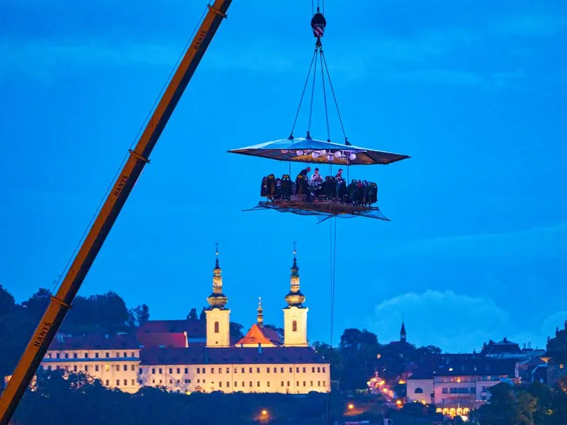 Večeře s koktejlovým párováním 50 metrů nad Prahou