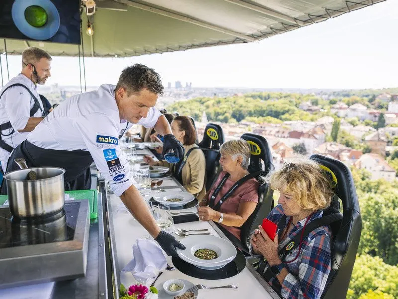 Večeře s koktejlovým párováním 50 metrů nad Prahou