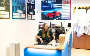 Závody aut na simulátorech v Brně, až 4 řidiči