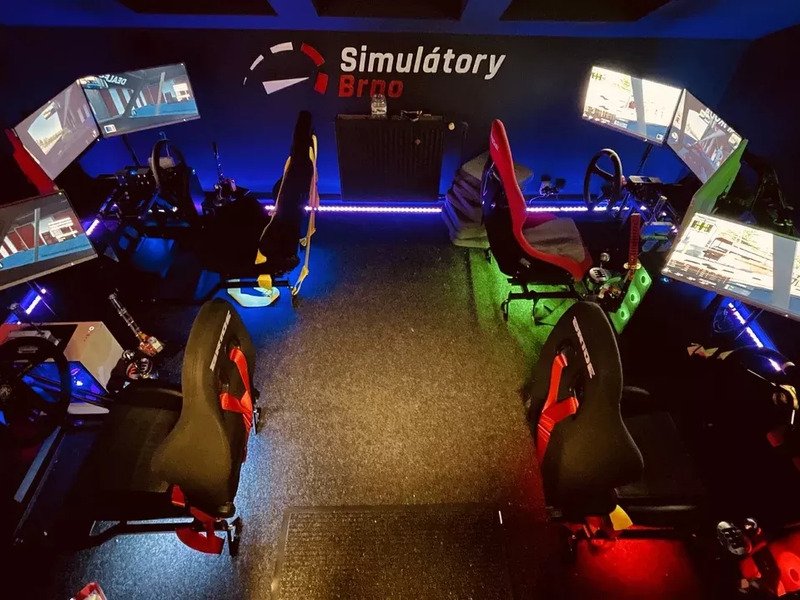 Závody aut na simulátorech v Brně, až 4 řidiči