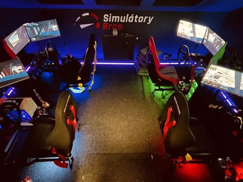 Závody aut na simulátorech v Brně, až 4 řidiči