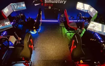 Závody aut na simulátorech v Brně, až 4 řidiči