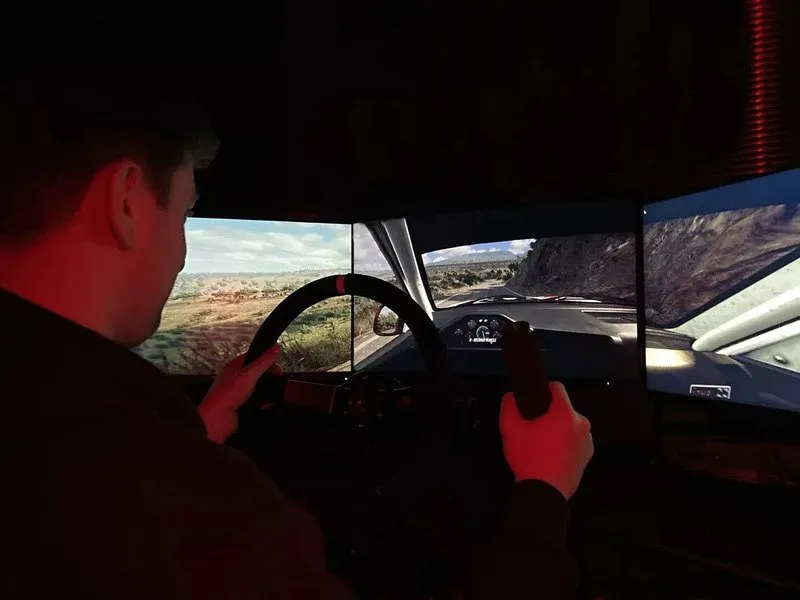 Závody aut na simulátorech v Brně, až 4 řidiči